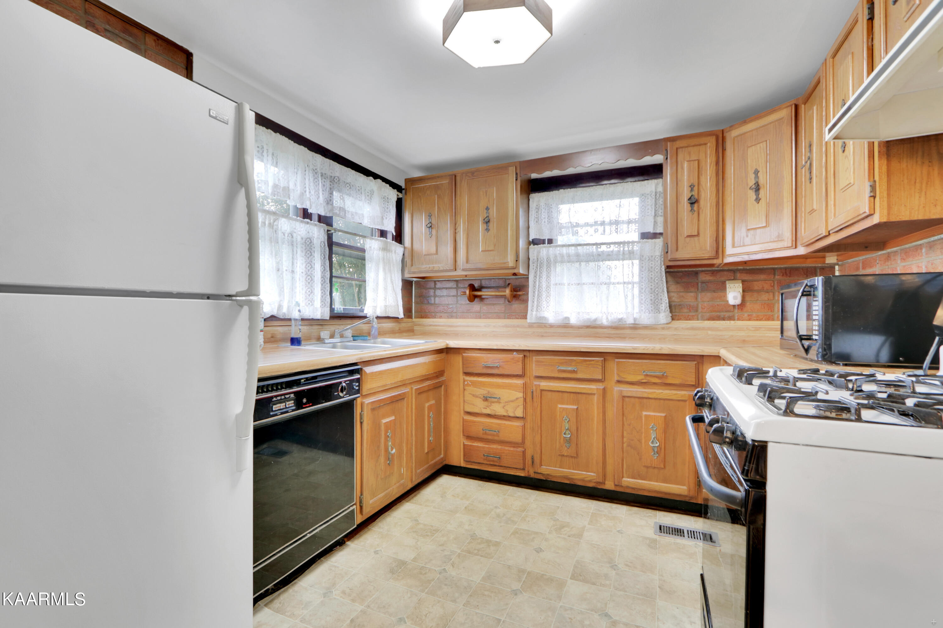 459 Island Ford Road Jacksboro, TN 37757 - Photo 4 of 31 Positive Perceptions-5