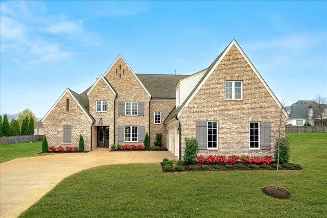 a view of house with garden