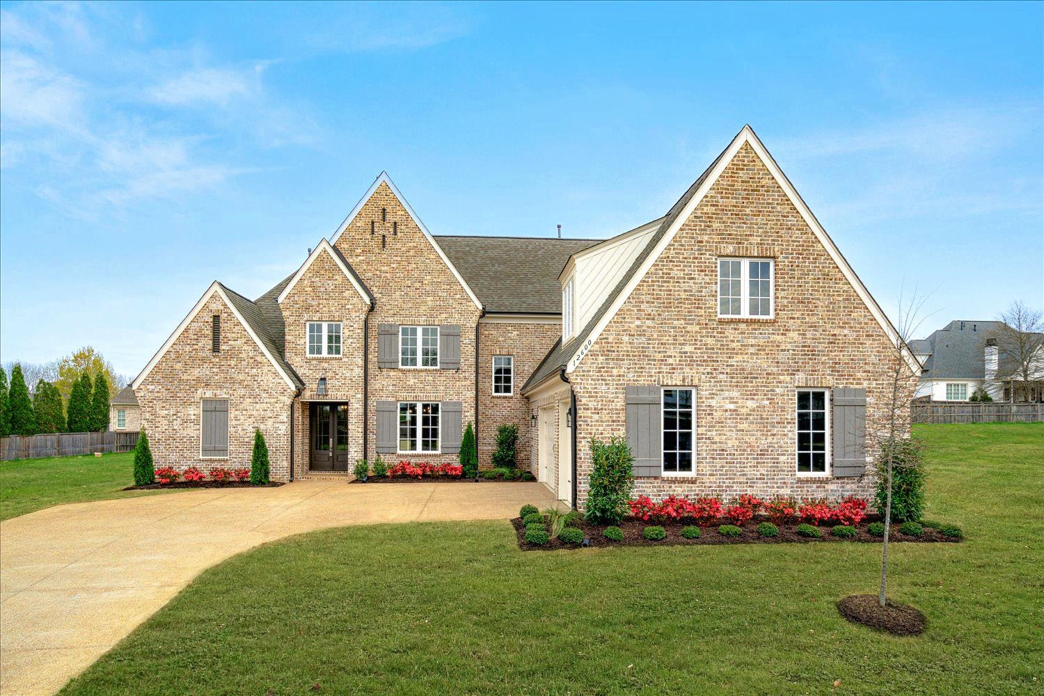 a view of house with garden