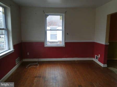 2207 Amherst Road Hyattsville, MD 20782 - Photo 3 of 20 Living Room