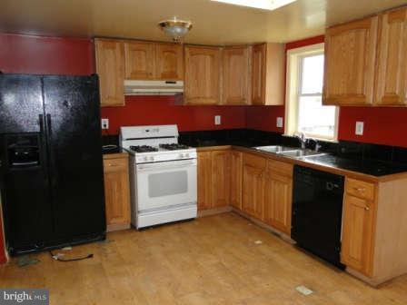 2207 Amherst Road Hyattsville, MD 20782 - Photo 4 of 20 Kitchen