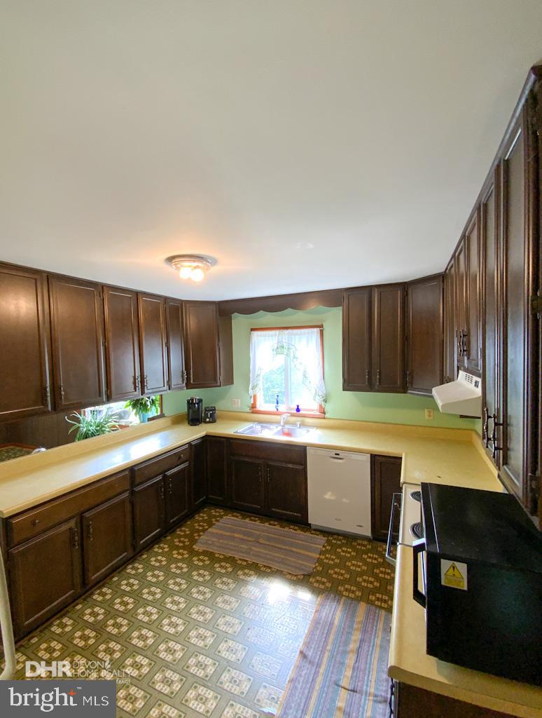 5405 Mountain Road Broad Run, VA 20137 - Photo 32 of 123 Country Kitchen with 42" Cabinets