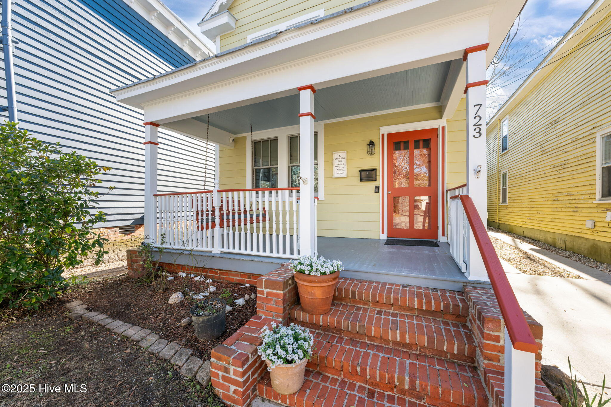 723 Pollock Street New Bern, NC 28562 - Photo 2 of 46 front of home