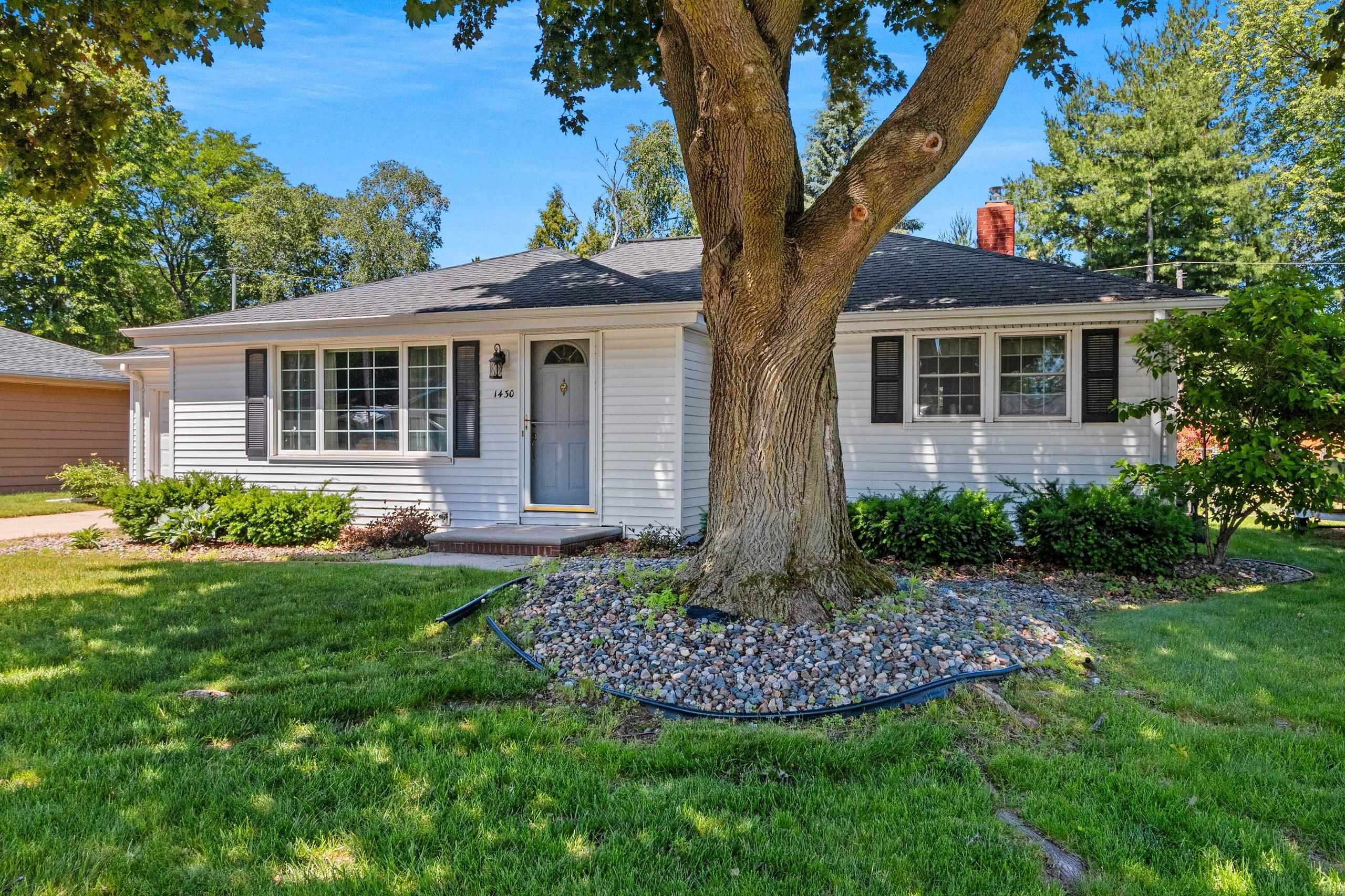 1430 Oak Ridge Drive Green Bay, WI 54304 - Photo 2 of 44