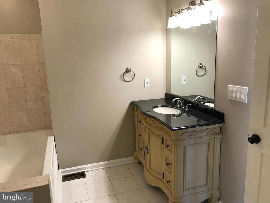 9559 North Laurel Road Laurel, MD 20723 - Photo 15 of 30 Bath (Master)