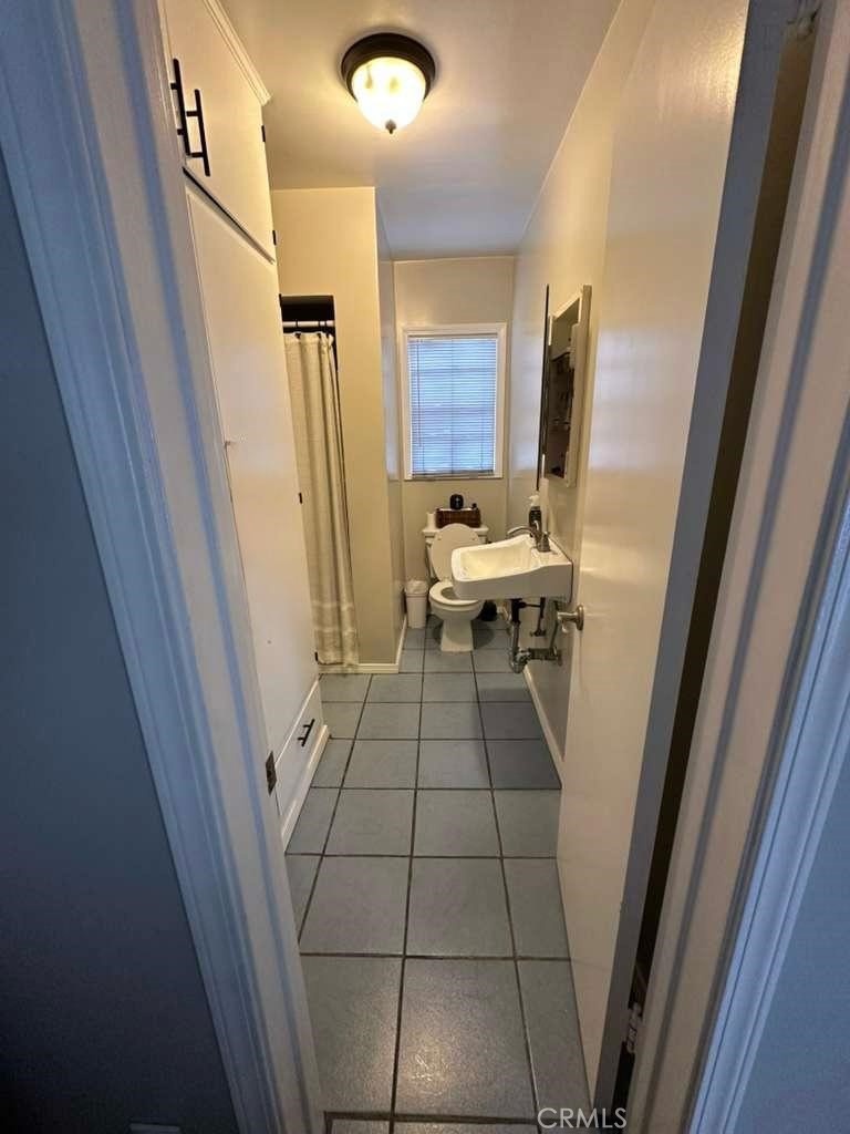 10401 State Street South Gate, CA 90280 - Photo 11 of 21 a view of a hallway with a workspace