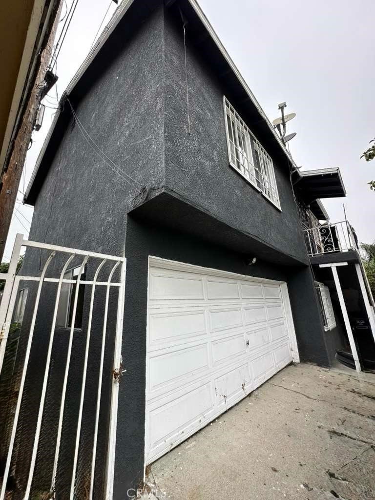 10401 State Street South Gate, CA 90280 - Photo 6 of 21 a view of a garage