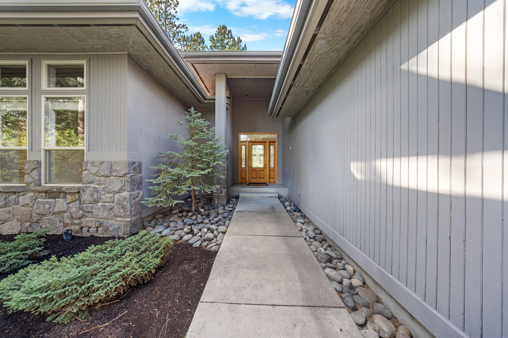 60799 Currant Way Bend, OR 97702 - Photo 4 of 27 Front entrance
