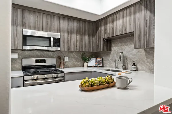 $1,200,000 | 12011 Goshen Avenue, Unit 103, Los Angeles, CA 90049