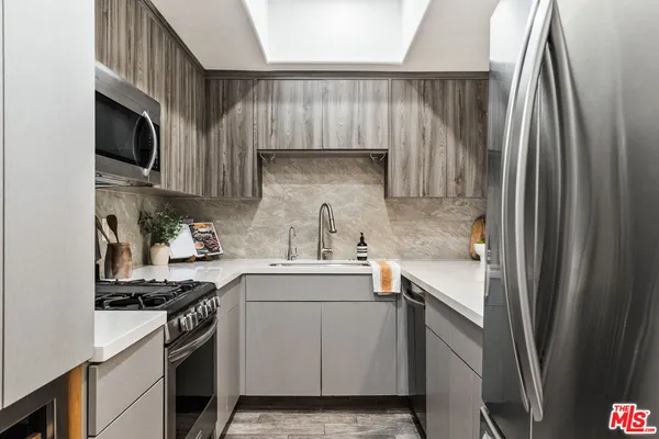 $1,200,000 | 12011 Goshen Avenue, Unit 103, Los Angeles, CA 90049