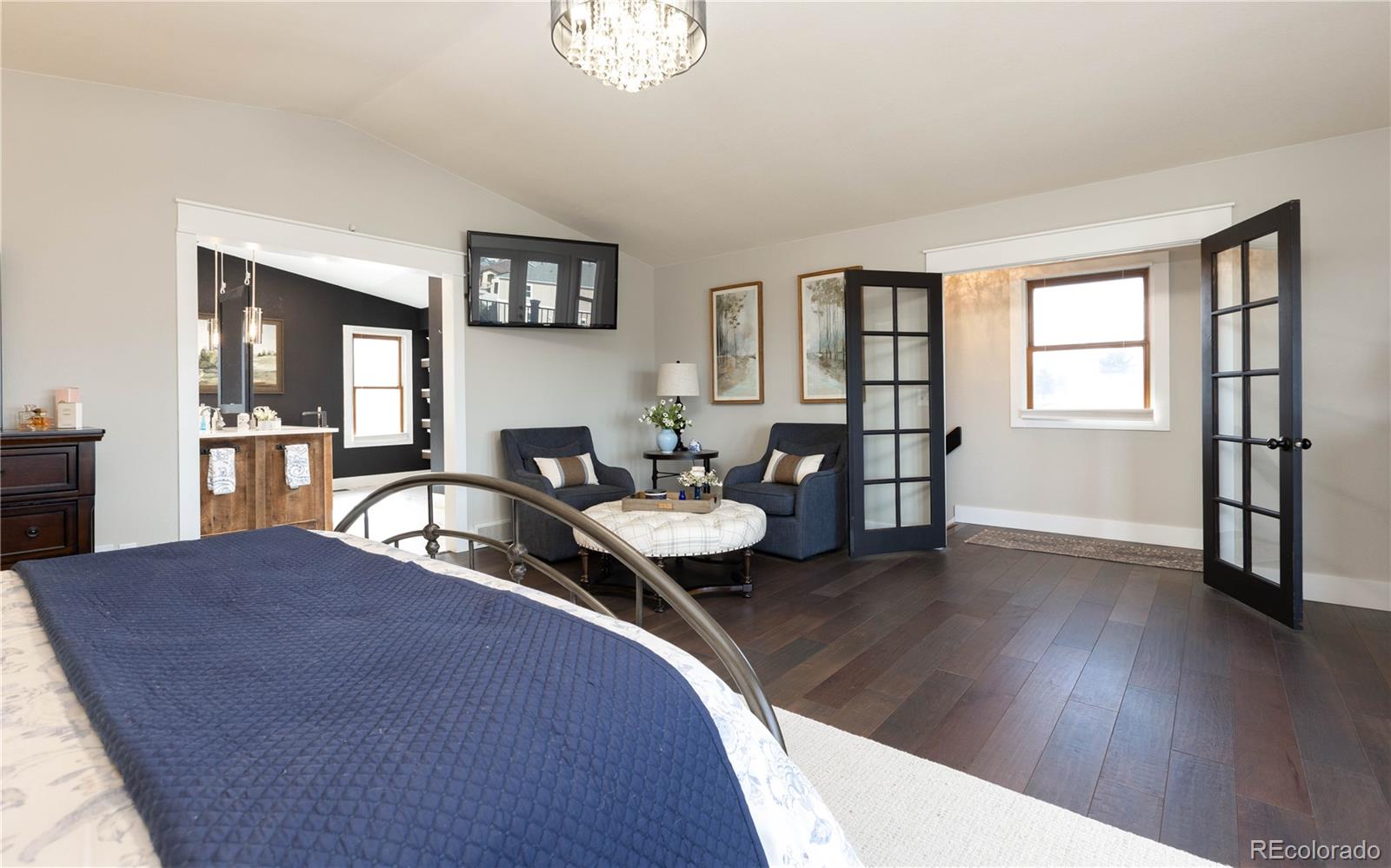 17840 New London Road Monument, CO 80132 - Photo 9 of 47 a living room with furniture and wooden floor