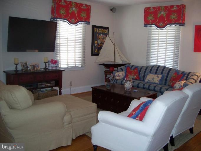 910 Ridgewood Street Annapolis, MD 21401 - Photo 4 of 29 Living Room #3
