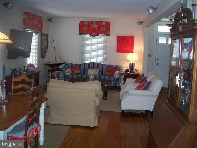 910 Ridgewood Street Annapolis, MD 21401 - Photo 10 of 29 Living Room/Dining Room