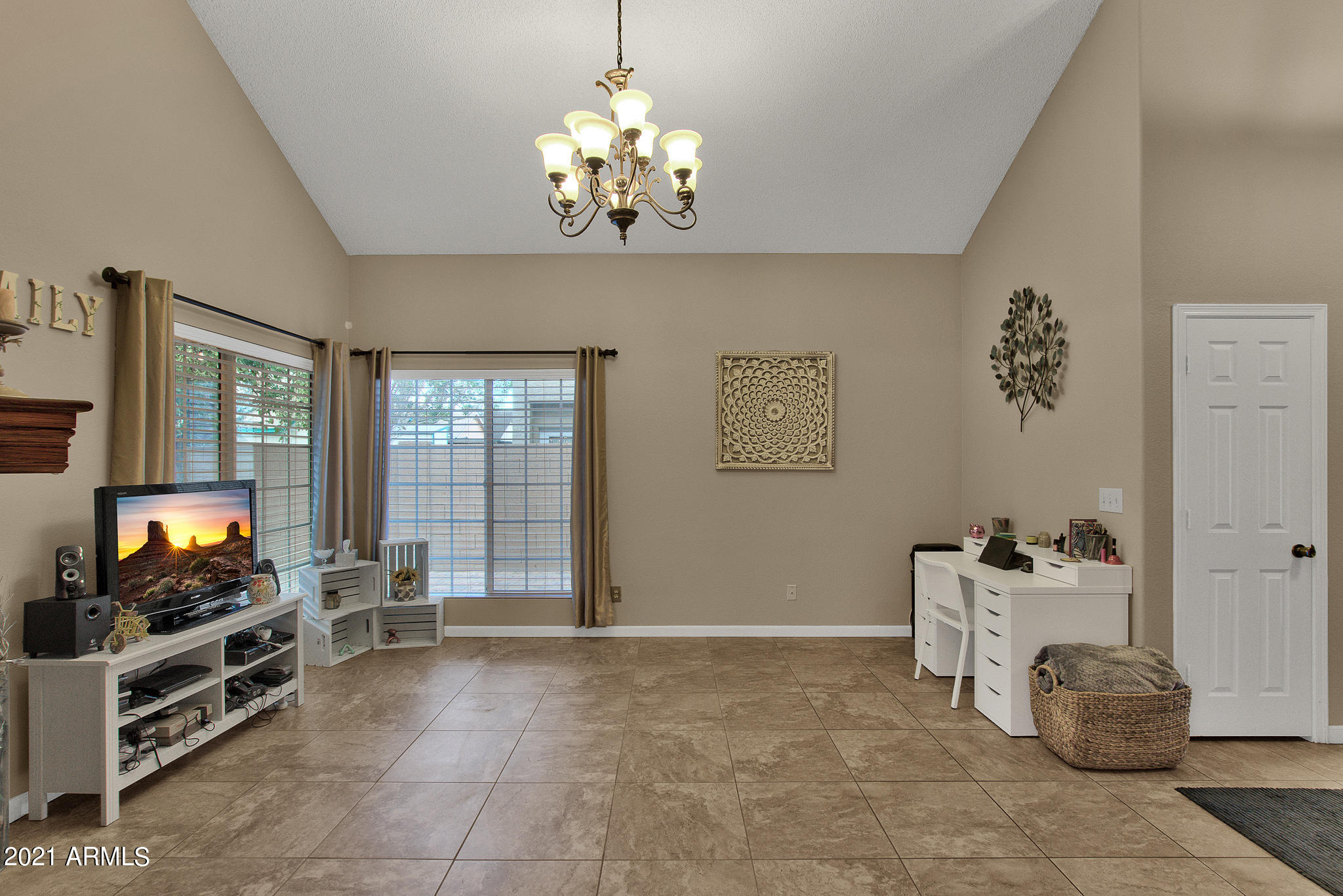 514 East Utopia Road Phoenix, AZ 85024 - Photo 12 of 47 Family Room