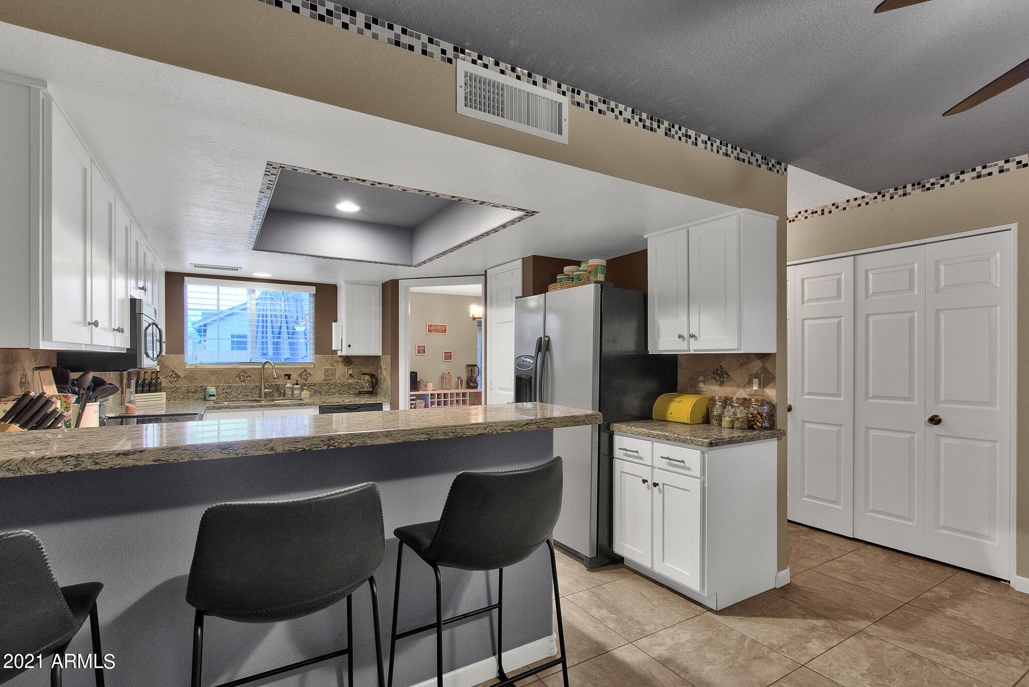 514 East Utopia Road Phoenix, AZ 85024 - Photo 21 of 47 Breakfast Bar