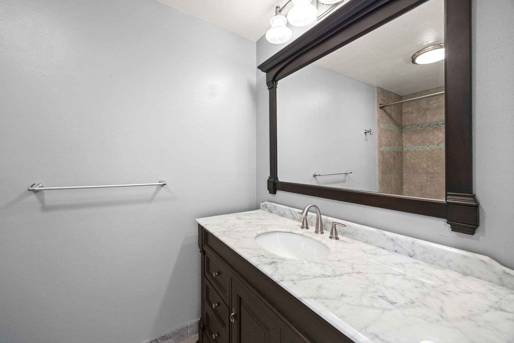 10310 Mayfield Road Houston, TX 77043 - Photo 32 of 49 Secondary bath