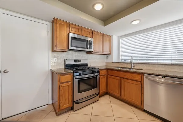 $2,150 | 2307 Brook View Lane, Sugar Land, TX 77479