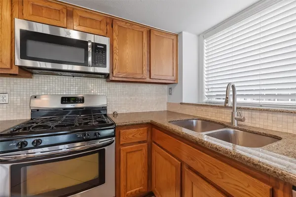 $2,150 | 2307 Brook View Lane, Sugar Land, TX 77479