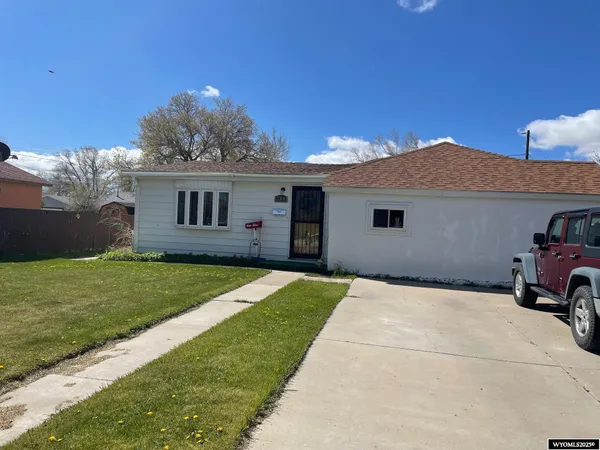 $99,900 | 304 West Center Street, Rawlins, WY 82301