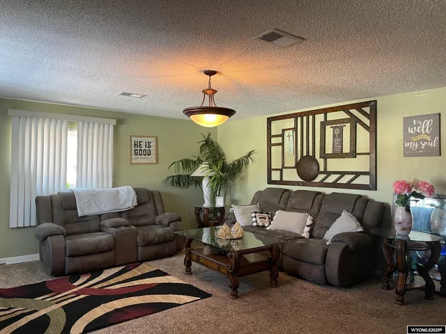 $110,000 | 304 West Center Street, Rawlins, WY 82301