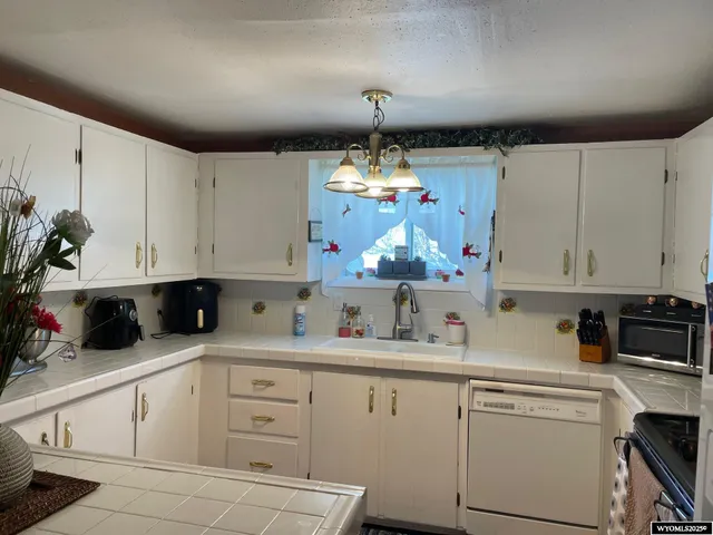 $110,000 | 304 West Center Street, Rawlins, WY 82301