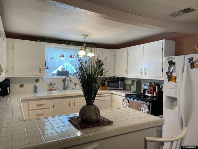 $110,000 | 304 West Center Street, Rawlins, WY 82301