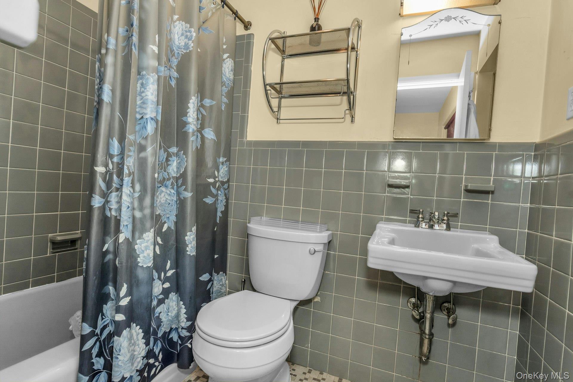 31 Knolls Lane Manhasset, NY 11030 - Photo 17 of 27 a bathroom with a toilet a sink and mirror