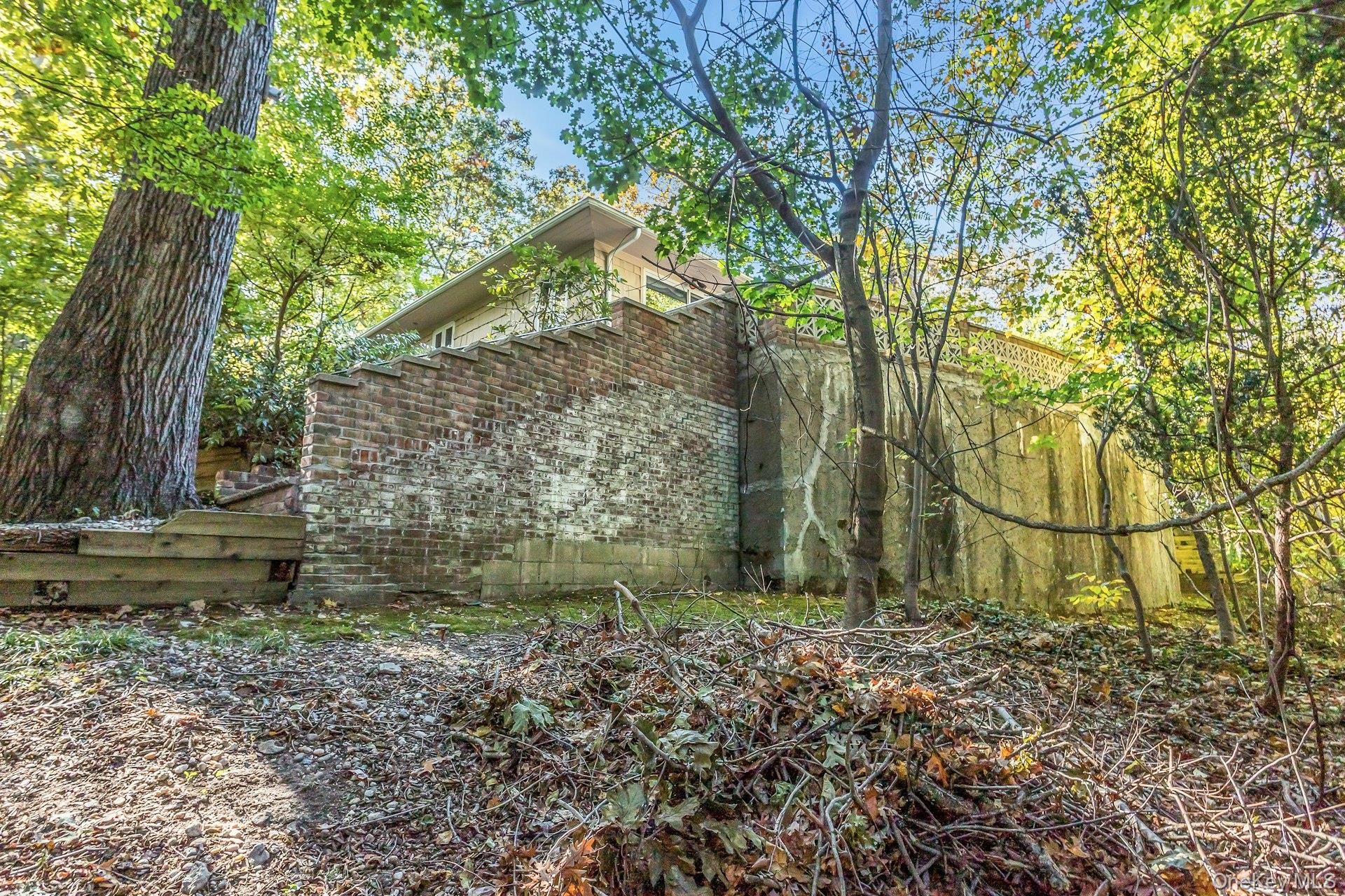 31 Knolls Lane Manhasset, NY 11030 - Photo 25 of 27 a backyard of a house with lots of green space