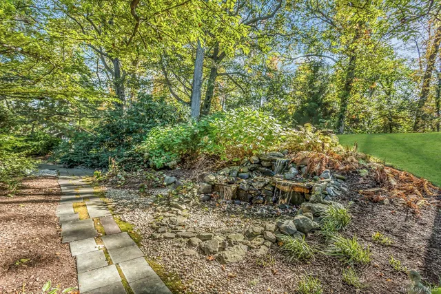 a view of yard with green space