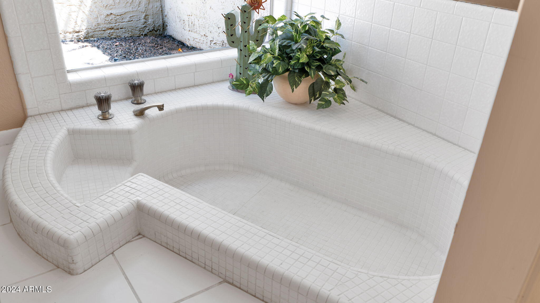 7819 East Vía Rio Scottsdale, AZ 85258 - Photo 26 of 42 a bathroom with a tub