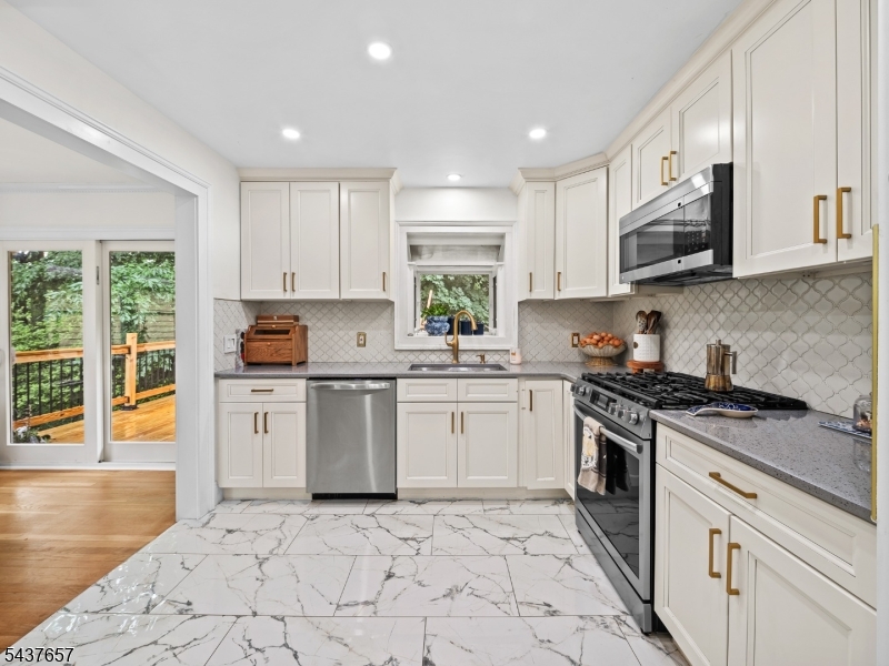 17 Ravine Court Clifton, NJ 07013 - Photo 13 of 46