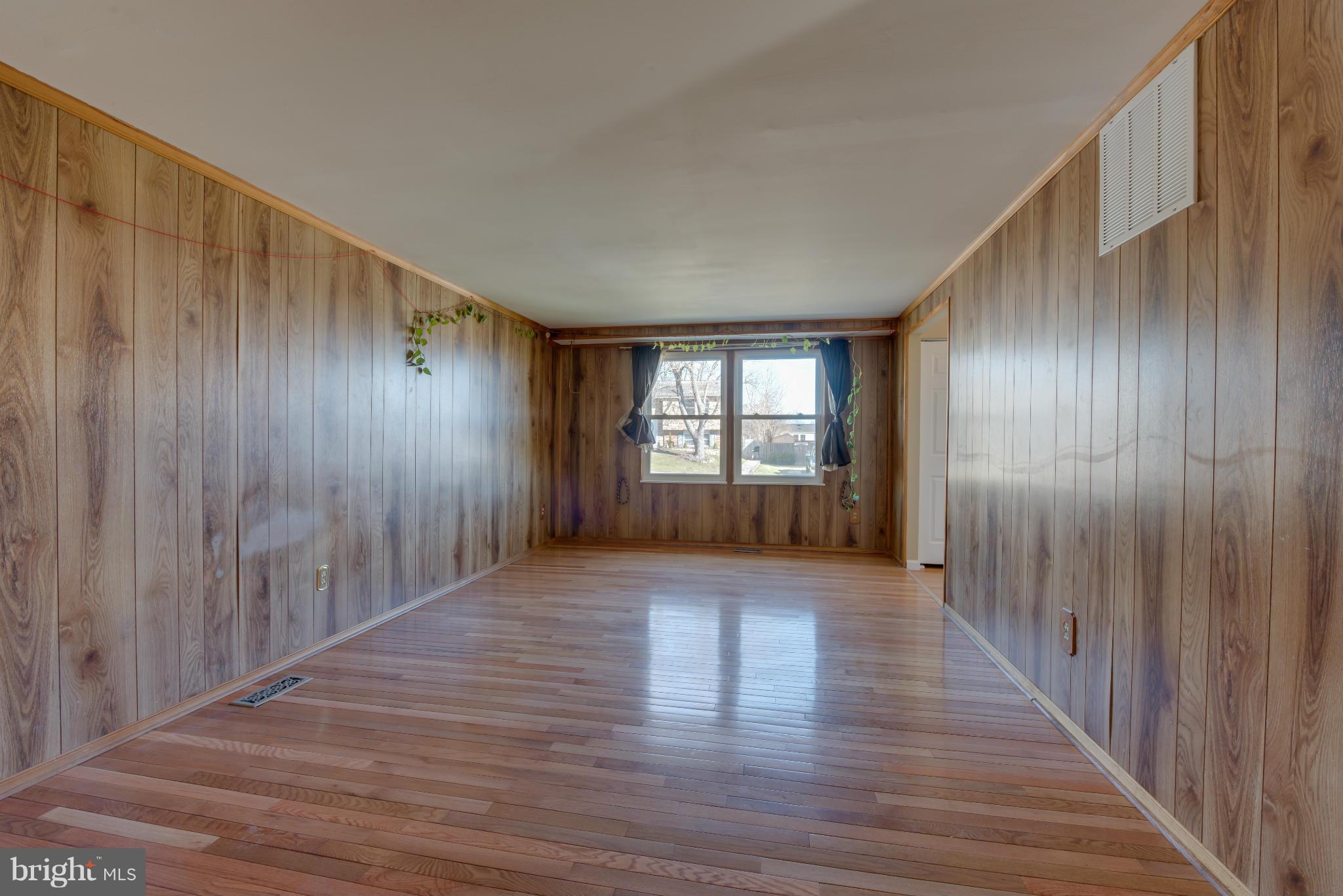 136 North Harrison Road Sterling, VA 20164 - Photo 14 of 26 Family Room
