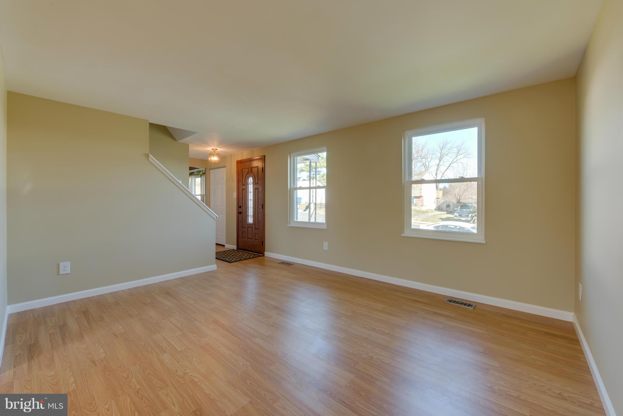 136 North Harrison Road Sterling, VA 20164 - Photo 8 of 26 Living Room