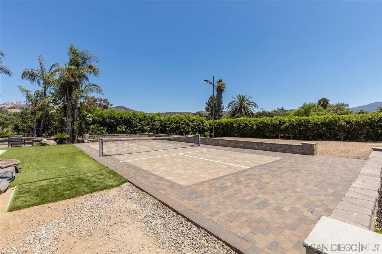 15786 Olde Highway 80 El Cajon, CA 92021 - Photo 41 of 75 a view of a basket ball ground