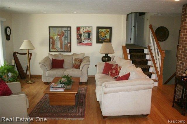560 Lake Forest Road Rochester, MI 48309 - Photo 4 of 13 living.rm.JPG