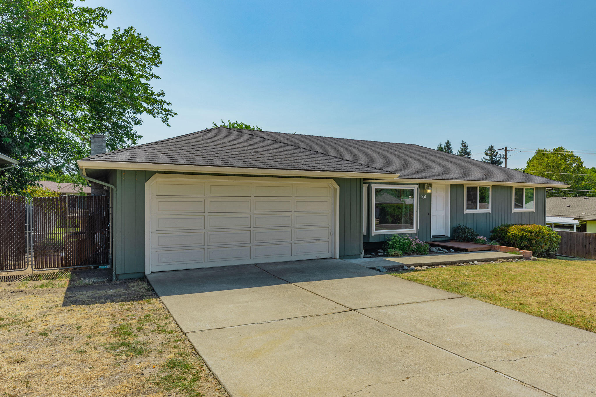 1532 Roberts Road Medford, OR 97504 - Photo 34 of 42 Front of house