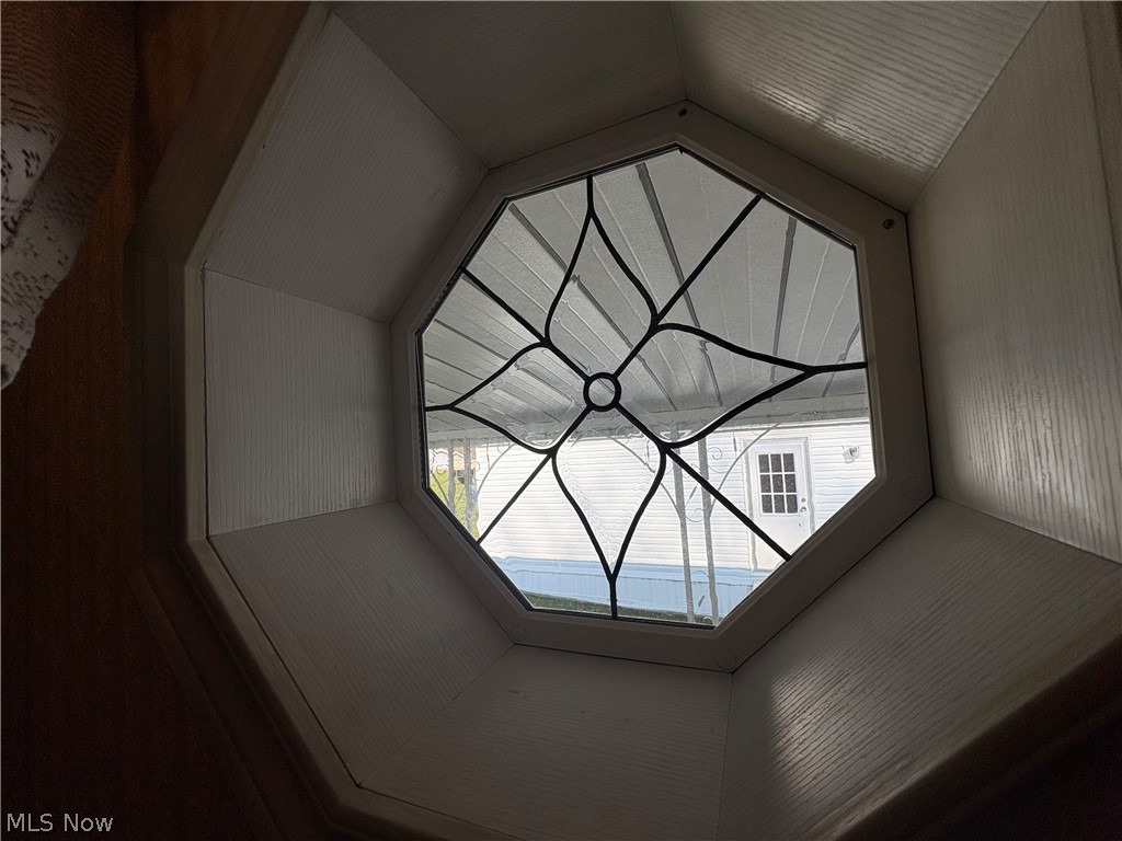 4455 Cleveland Road, Unit 20 Wooster, OH 44691 - Photo 31 of 38 Detailed view of hallway window