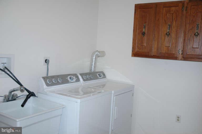 6 Blueberry Ridge Court Potomac, MD 20854 - Photo 12 of 23 Laundry room