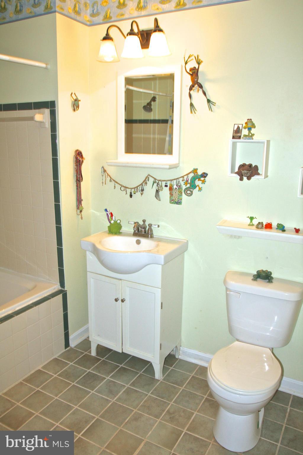 2120 Stinnett Road Huntingtown, MD 20639 - Photo 13 of 29 Hallway Full Bath