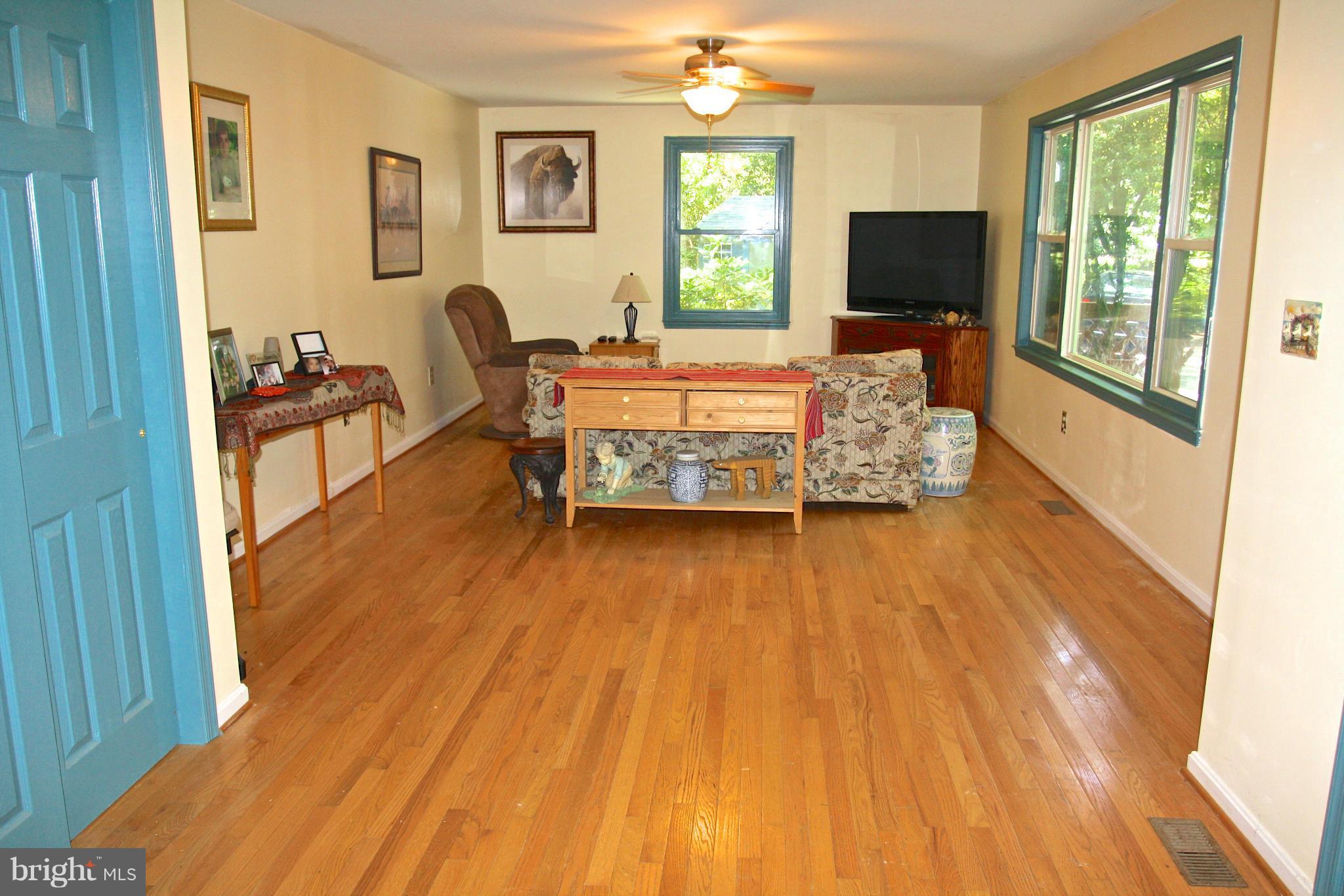 2120 Stinnett Road Huntingtown, MD 20639 - Photo 4 of 29 Living Room