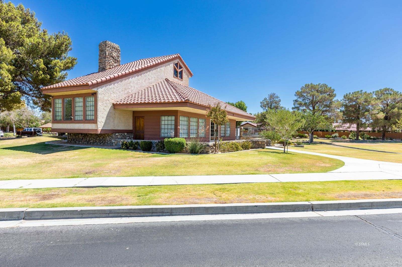 418 Tepatitlan Court Ridgecrest, CA 93555 - Photo 37 of 40 a view of a house with a swimming pool