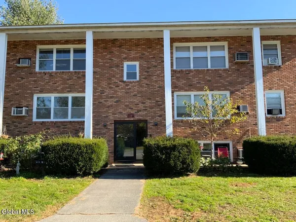 $1,500 | 15 Ashdown Road, Unit 15E, Clifton Park, NY 12019