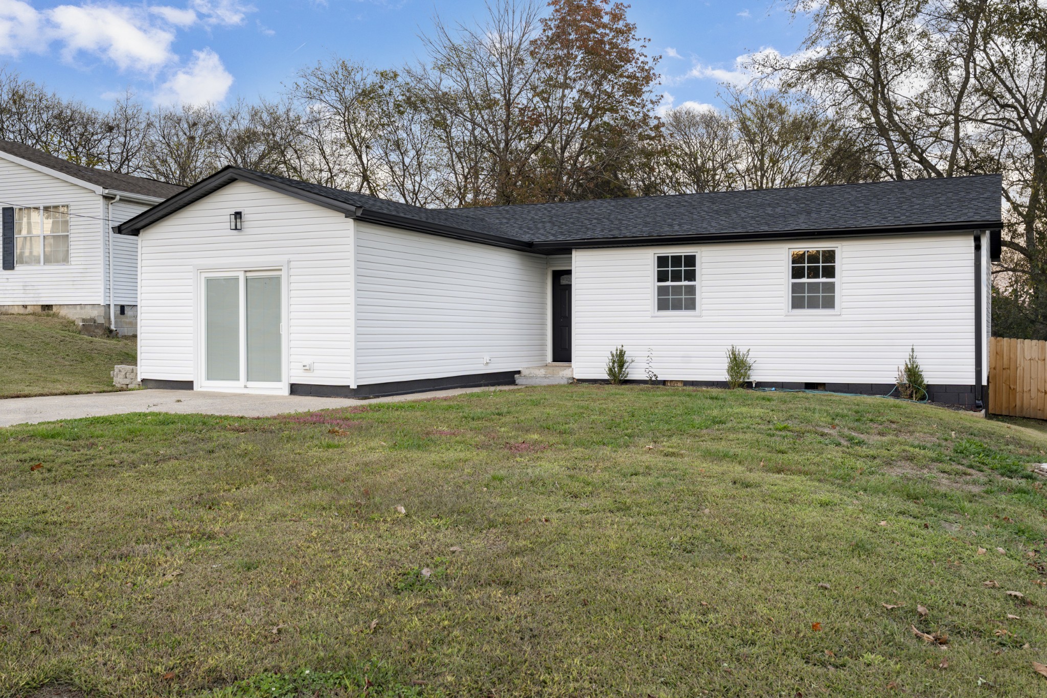 a view of a backyard