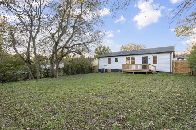a view of a house with backyard and garden