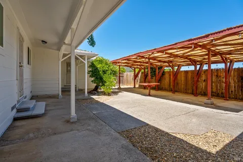 $779,000 | 300 Bradford Lane, Hopland, CA 95449