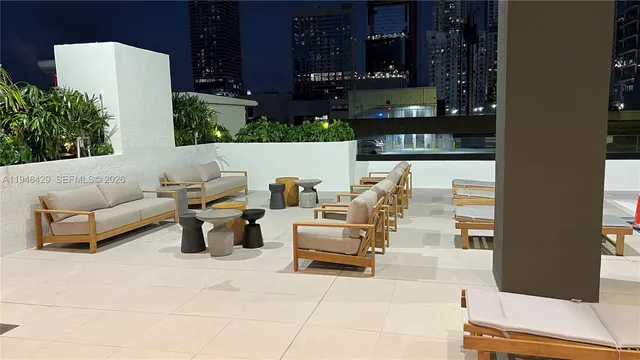 $940,000 | 225 North Miami Avenue, Unit 212, Miami, FL 33128