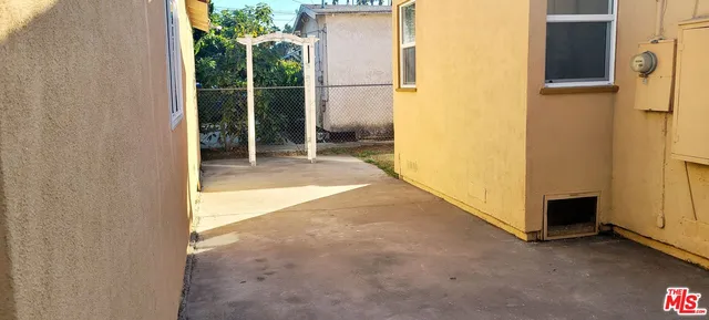 a view of entryway with a backyard