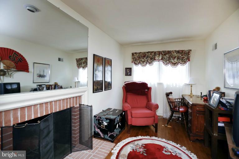 4088 Ridgeview Circle McLean, VA 22101 - Photo 12 of 26 MASTER BEDROOM SITTING ROOM