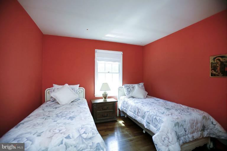 4088 Ridgeview Circle McLean, VA 22101 - Photo 17 of 26 BEDROOM THREE