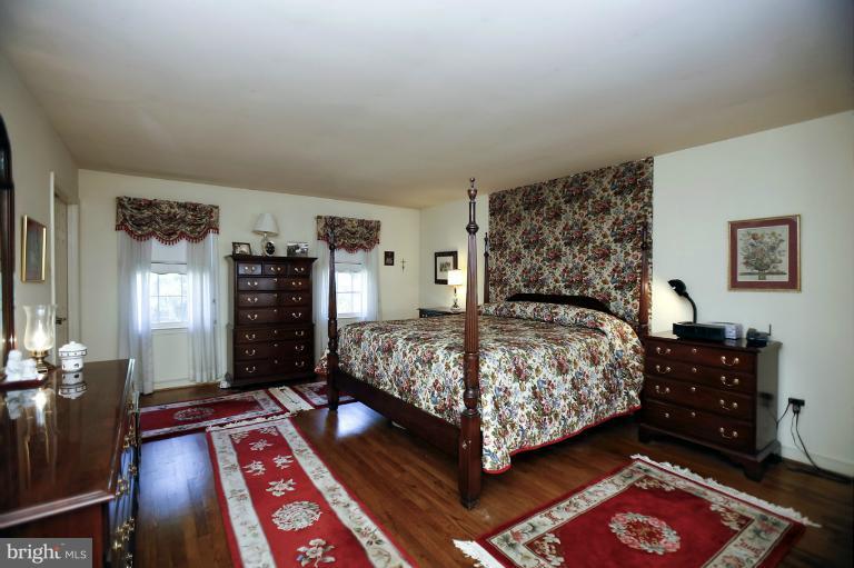 4088 Ridgeview Circle McLean, VA 22101 - Photo 22 of 26 MASTER BEDROOM